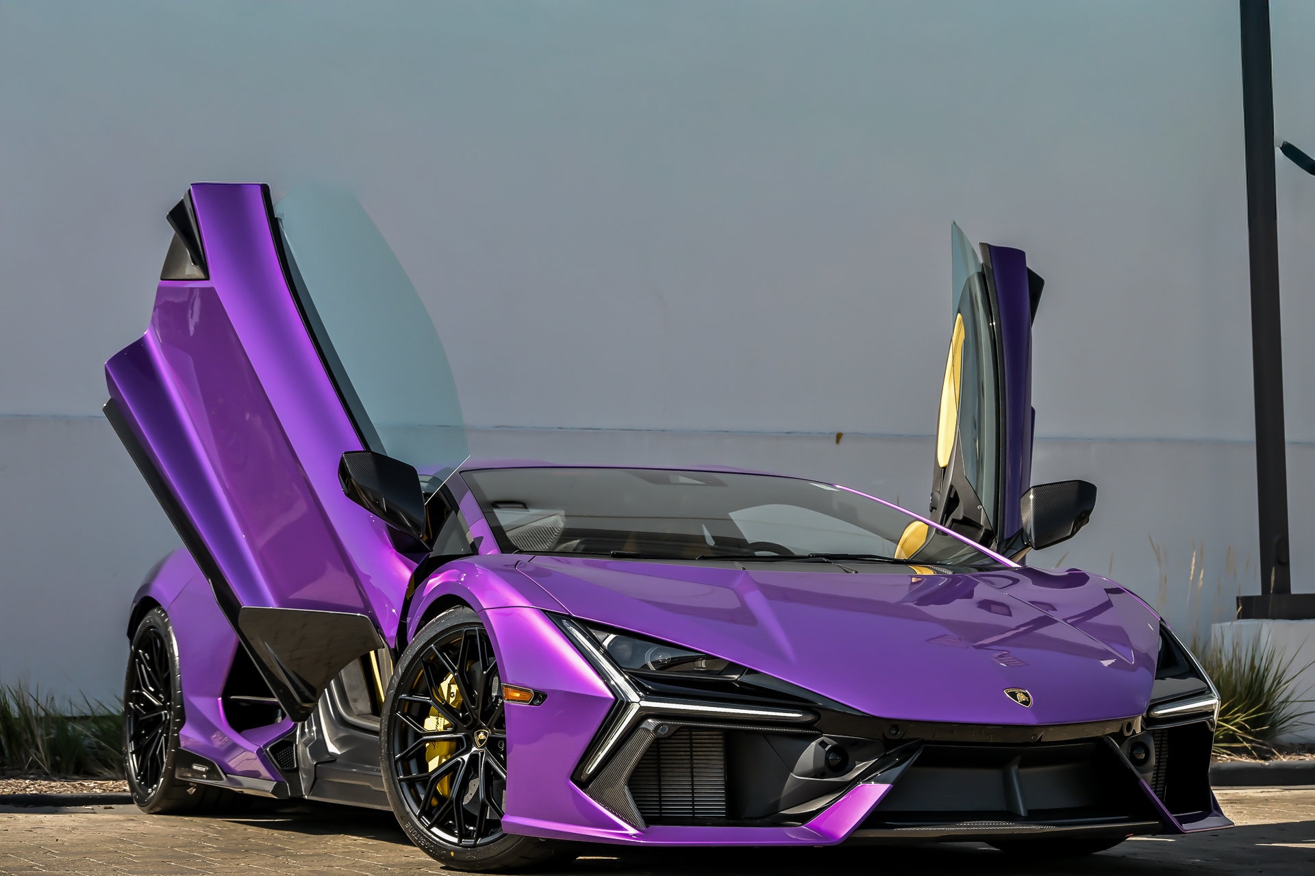 2025 Lamborghini Revuelto Base's photo