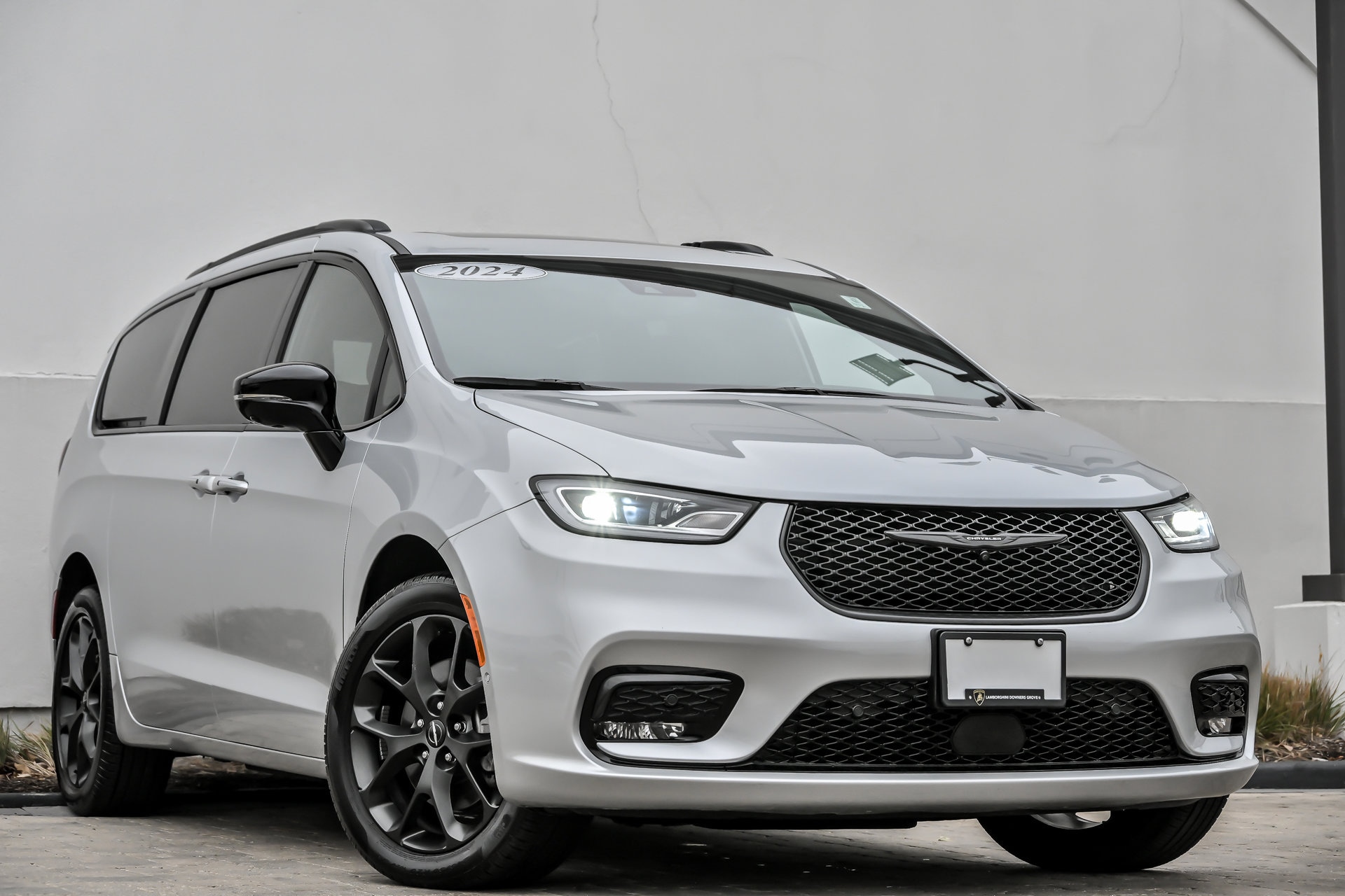 2024 Chrysler Pacifica Limited's photo