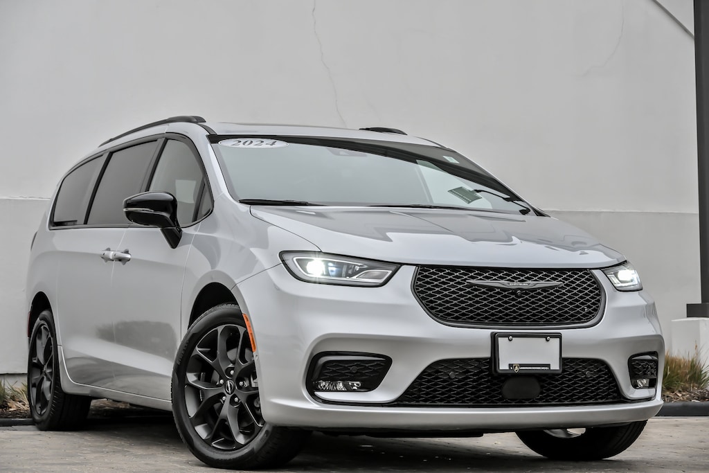 Used 2024 Chrysler Pacifica Limited Limited AWD