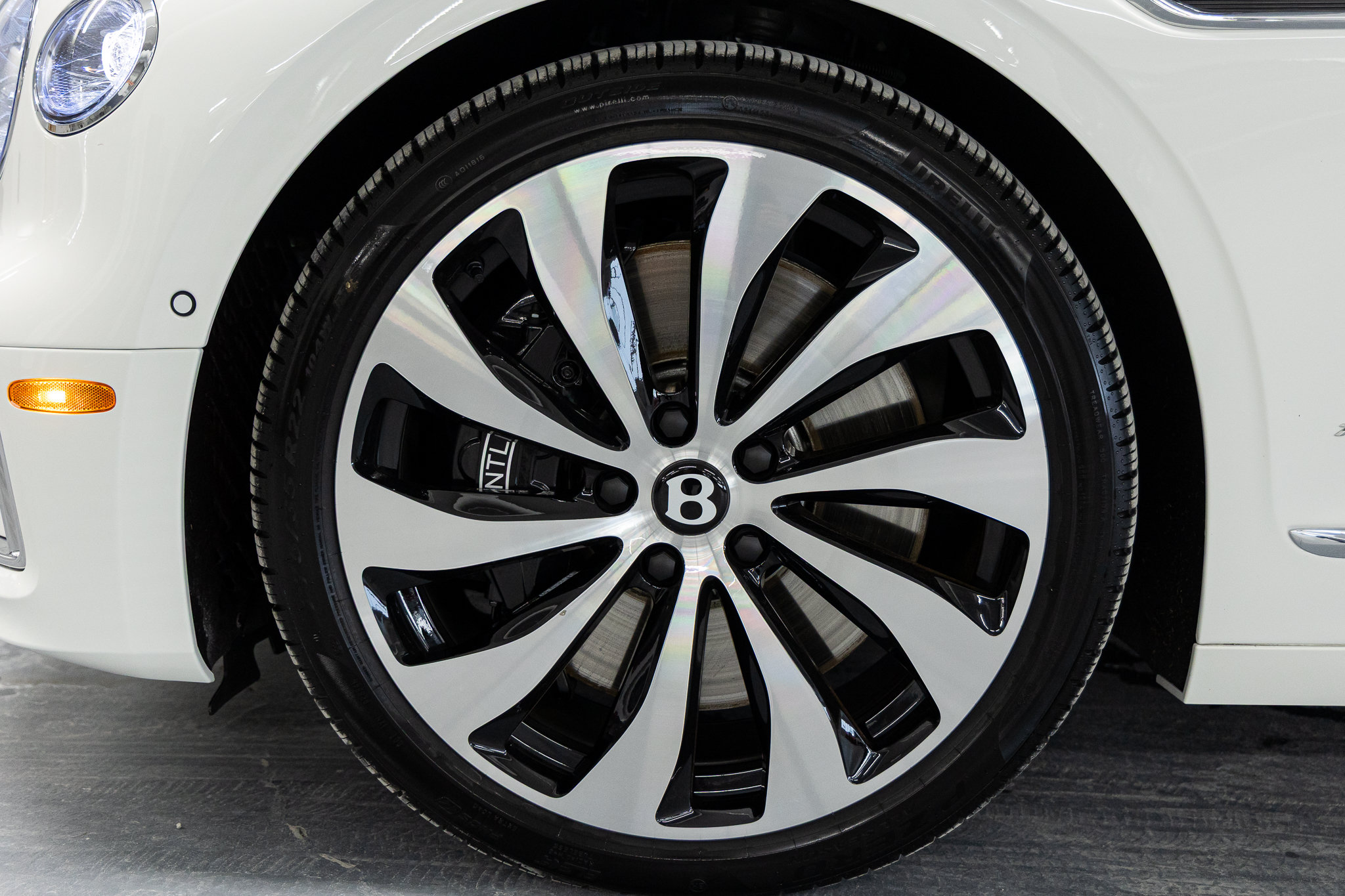 2026 Bentley Flying Spur Azure - Photo 17