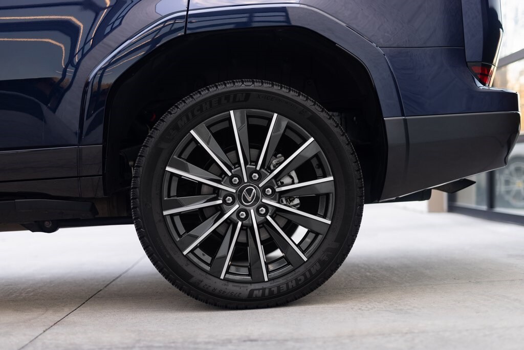 2024 Lexus GX 550 Luxury photo 3