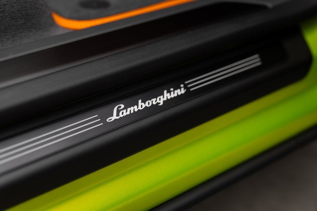 2025 Lamborghini Urus SE - Photo 38