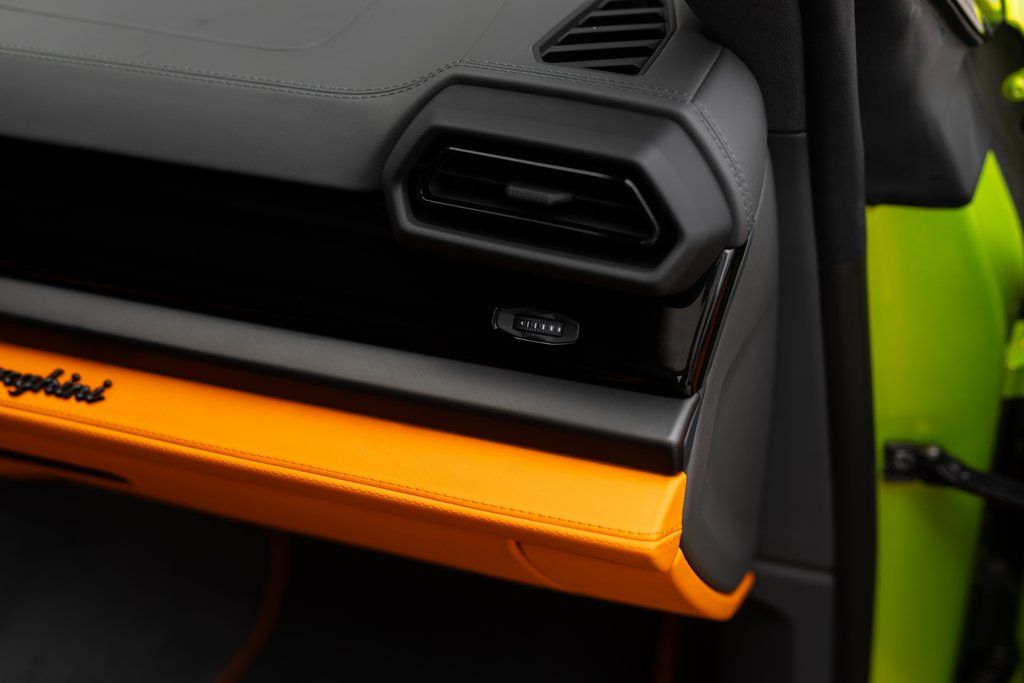2025 Lamborghini Urus SE - Photo 42