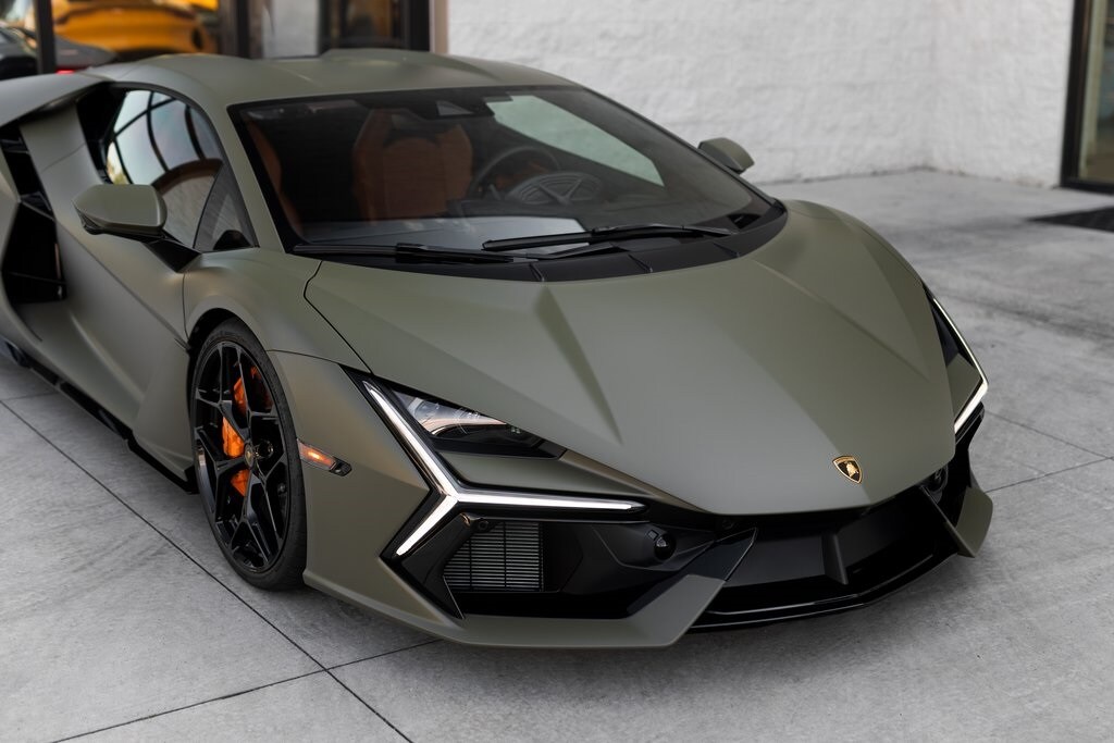 2025 Lamborghini Revuelto photo 3