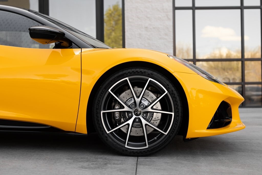 2025 Lotus Emira photo 2