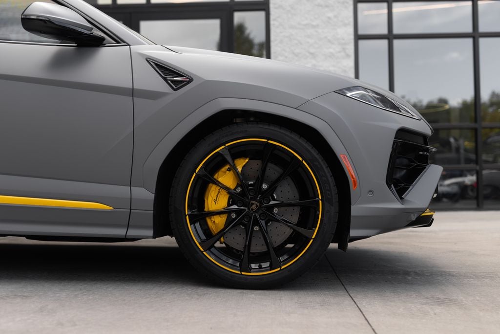 2026 Lamborghini Urus SE - Photo 8