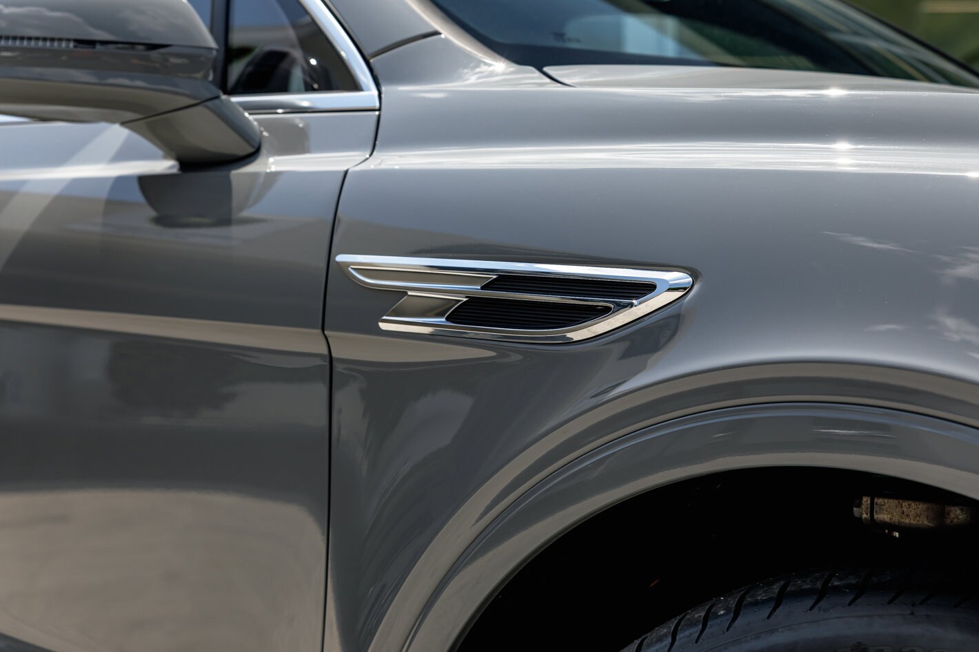 2024 Bentley Bentayga V8 photo 2