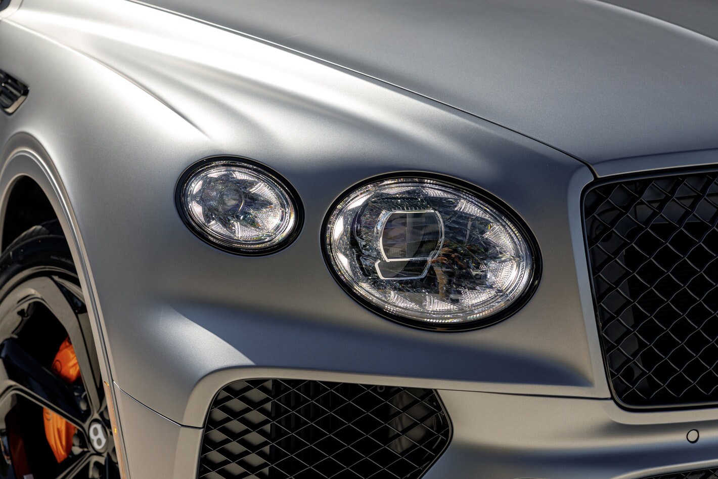 2025 Bentley Bentayga V8 photo 3