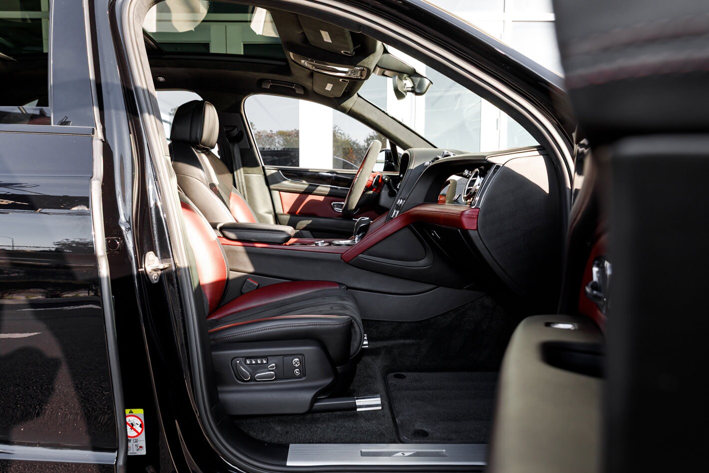 2022 Bentley Bentayga V8 photo 2