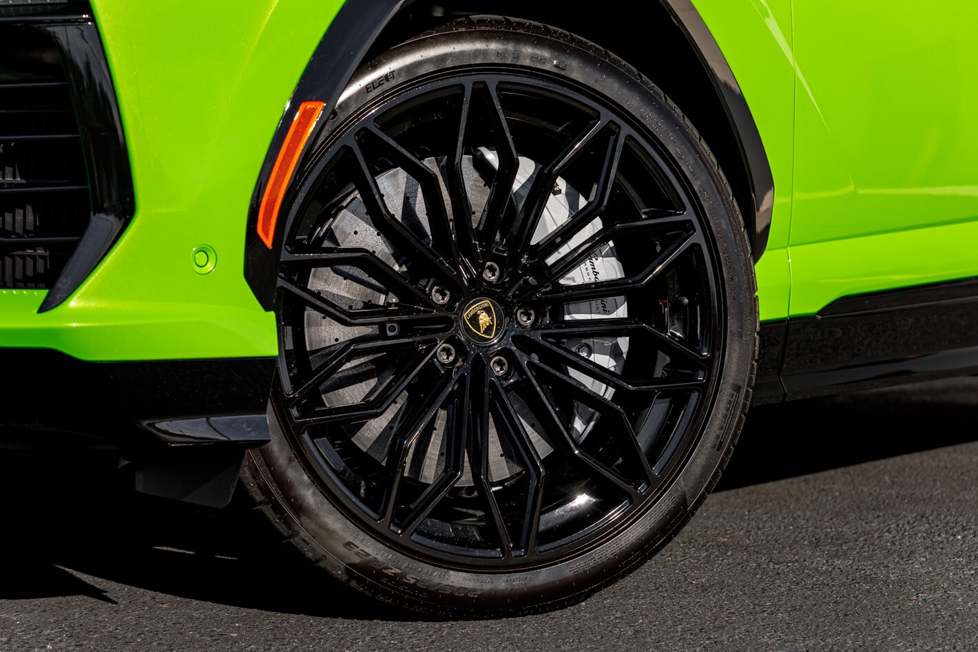 2025 Lamborghini Urus SE photo 2