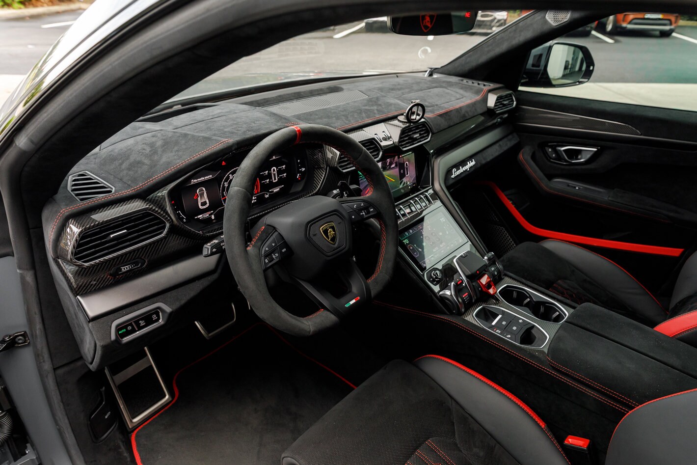 2023 Lamborghini Urus Performante photo 3