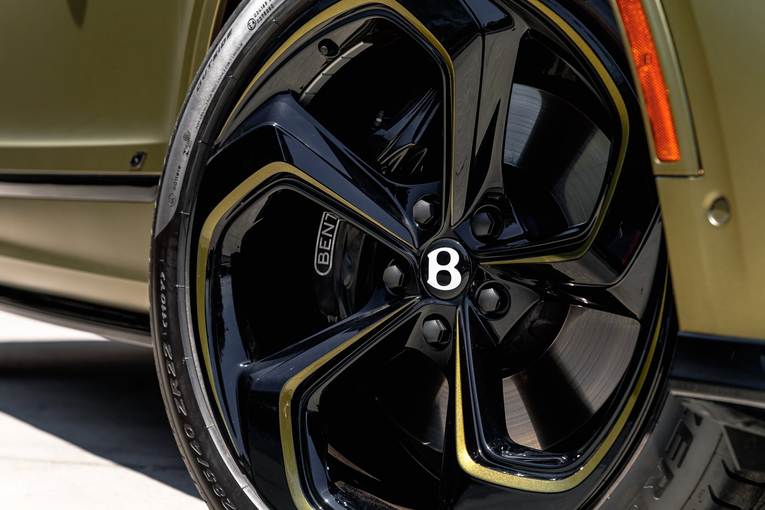 2024 Bentley Bentayga V8 S photo 4