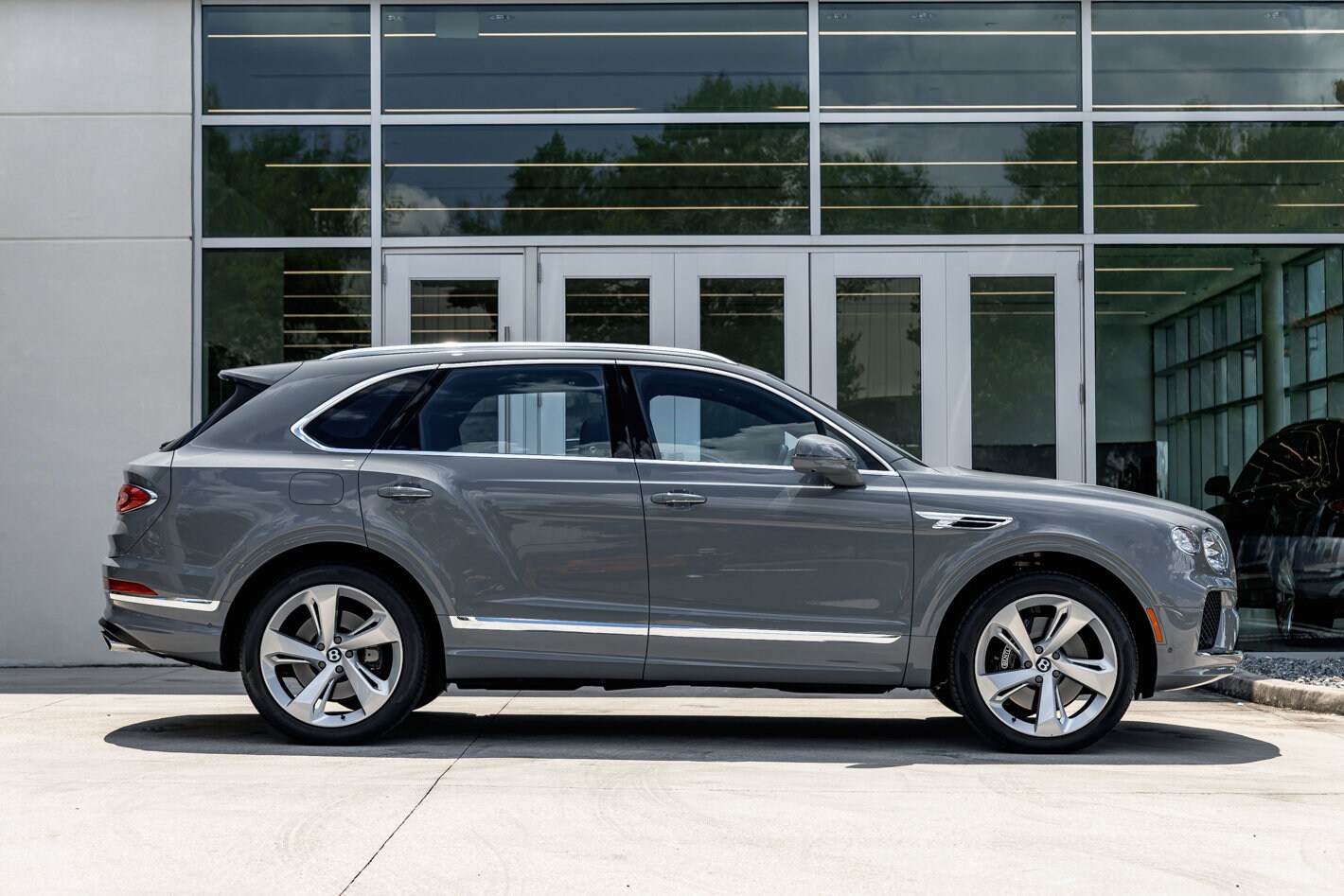 2024 Bentley Bentayga V8 photo 4