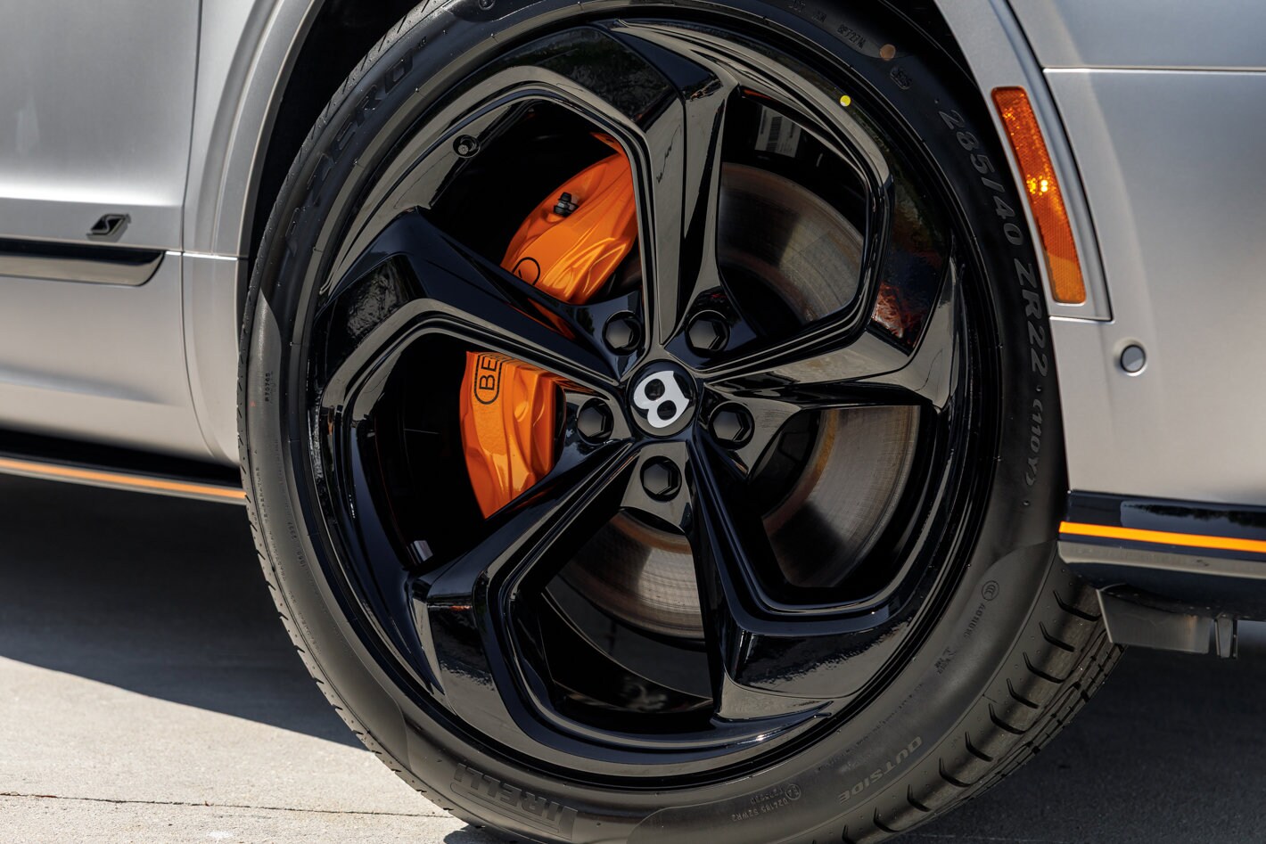 2025 Bentley Bentayga V8 photo 2