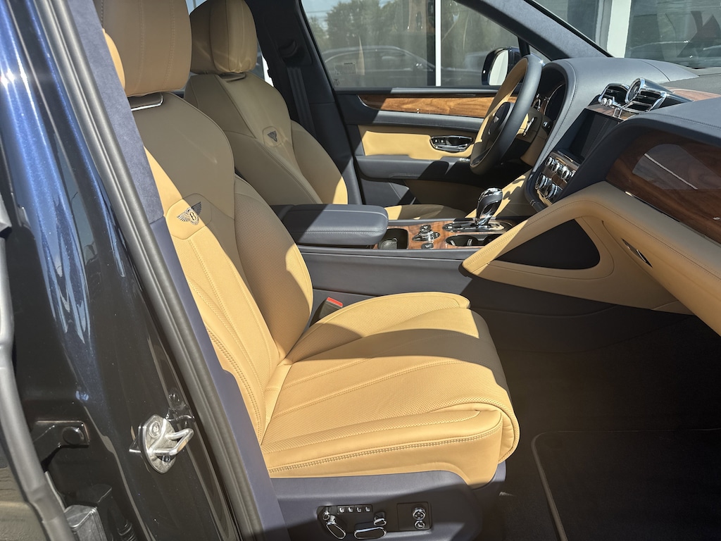 New 2025 Bentley Bentayga V8 SUV
