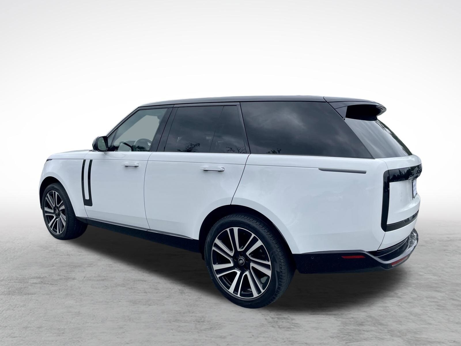 2023 Land Rover Range Rover SE photo 3