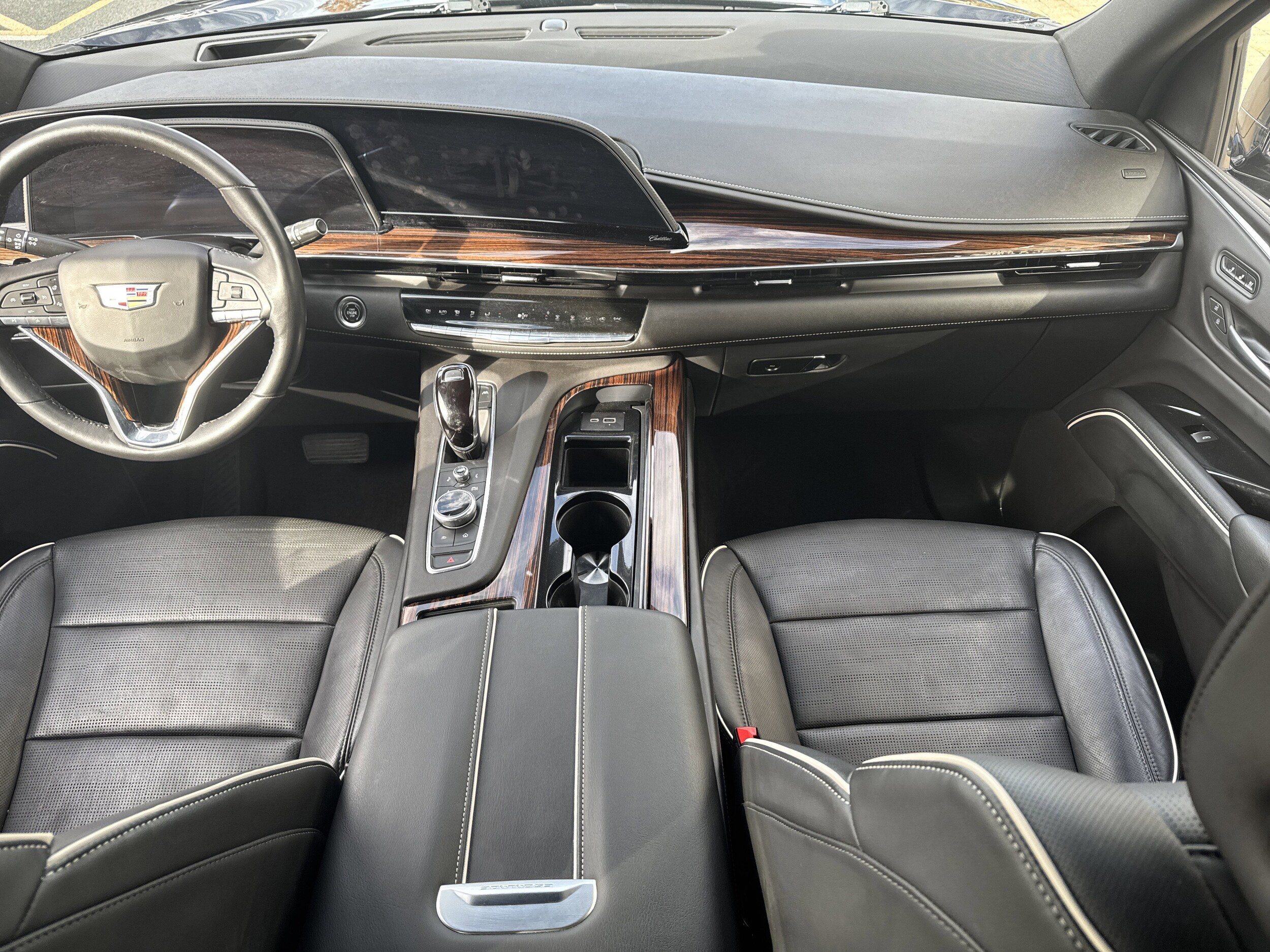 2023 Cadillac Escalade Premium Luxury photo 4