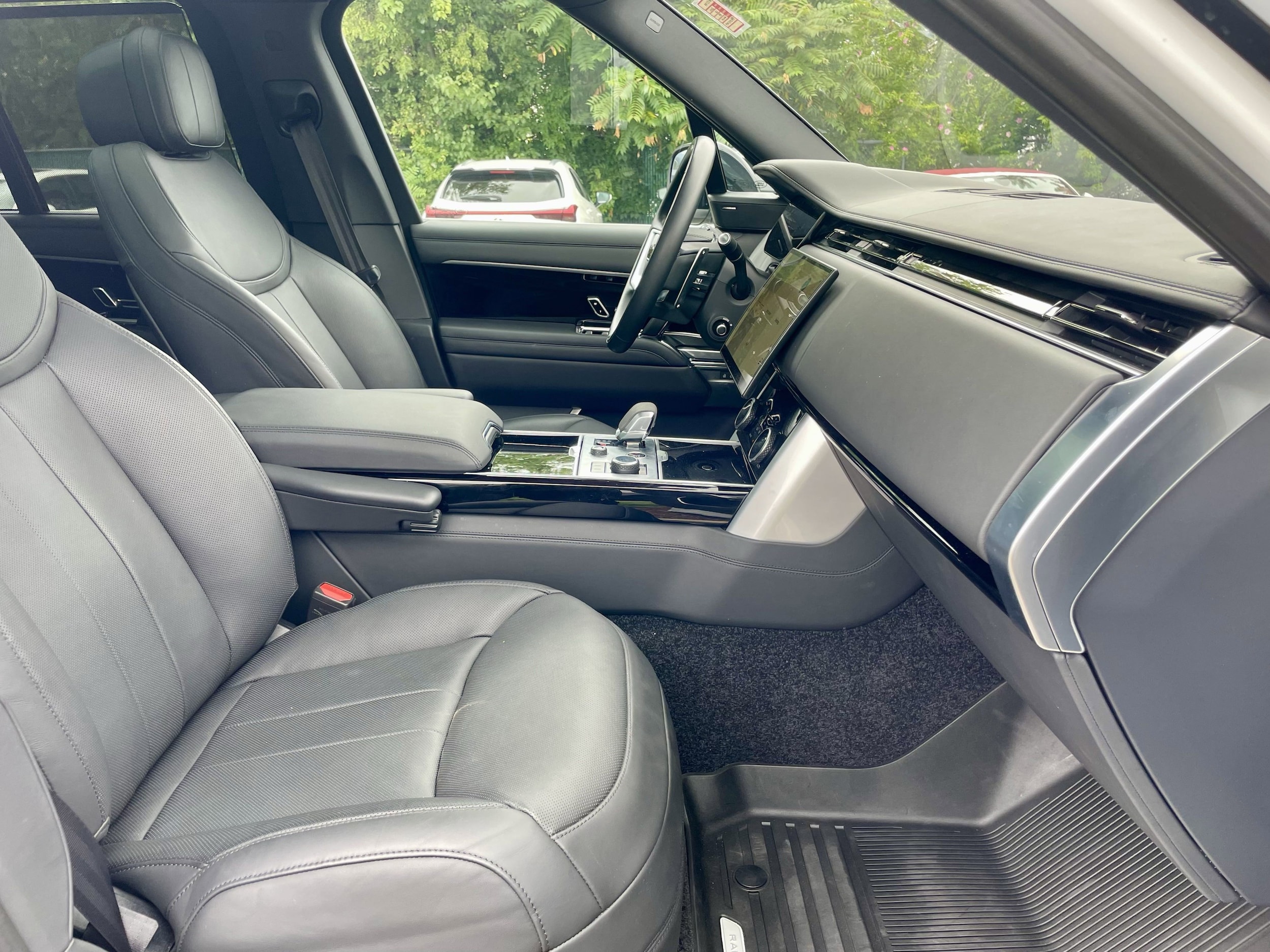 2023 Land Rover Range Rover SE photo 2