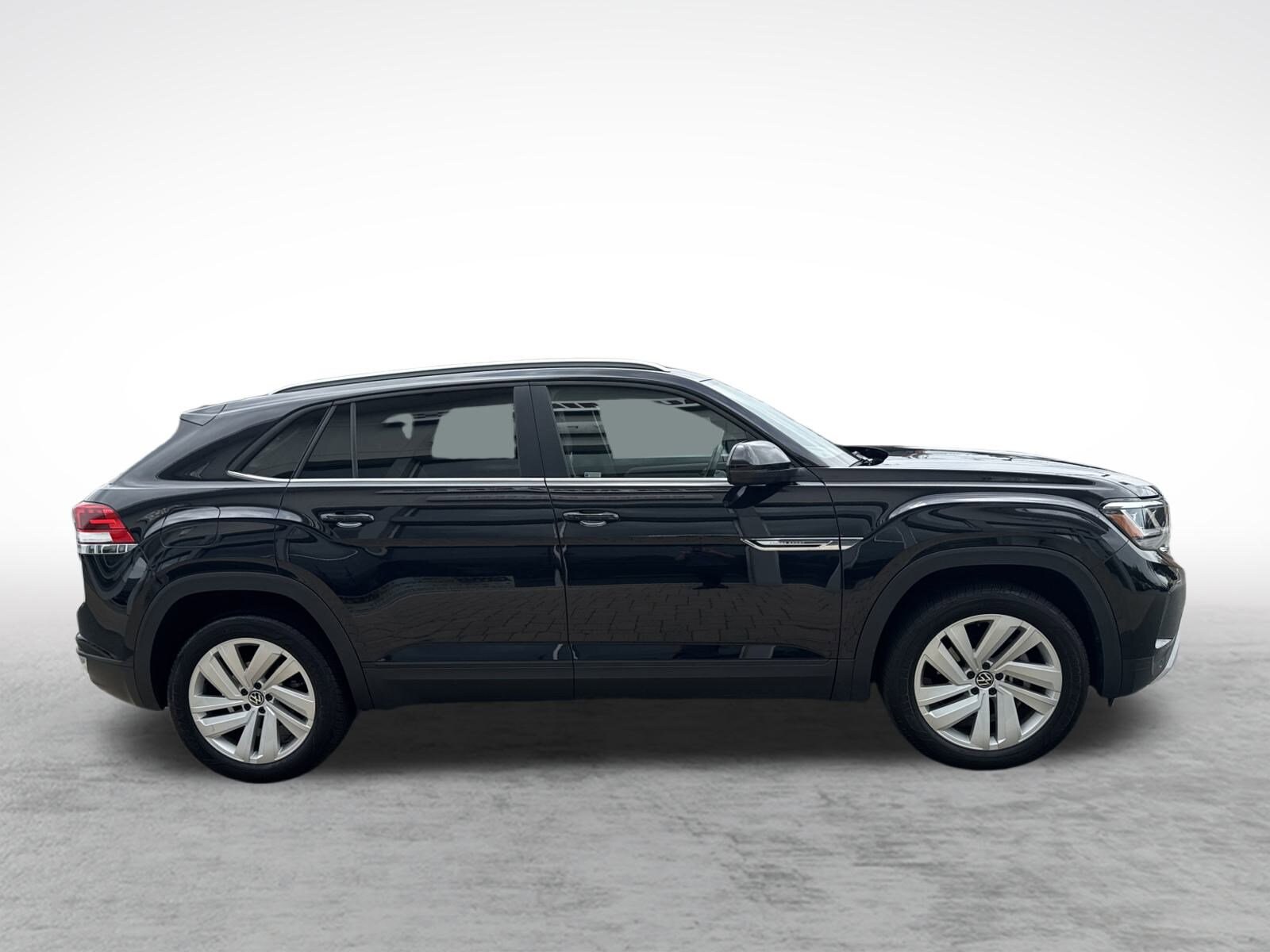2022 Volkswagen Atlas Cross Sport V6 SE Technology photo 3