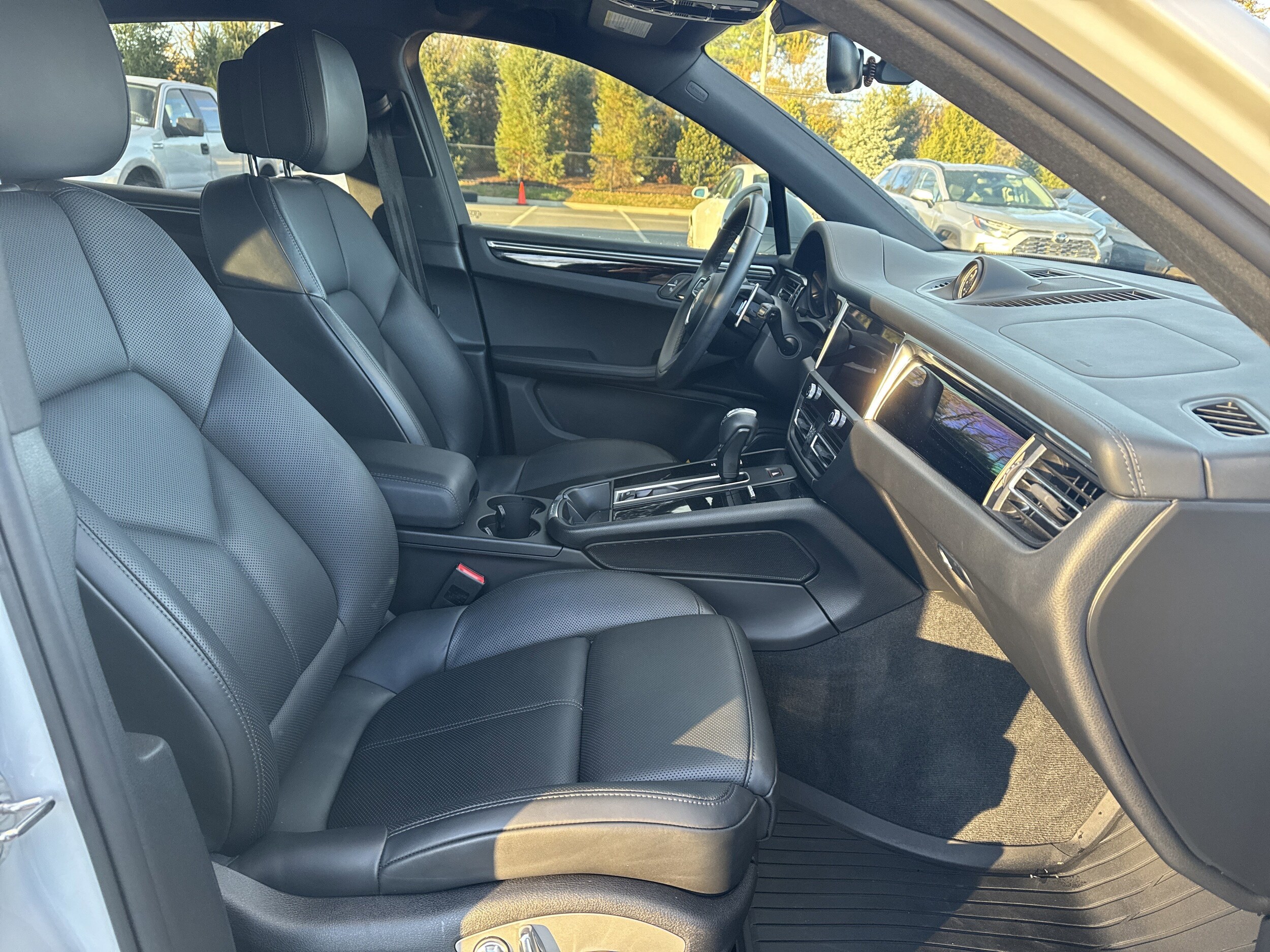 2022 Porsche Macan S photo 2