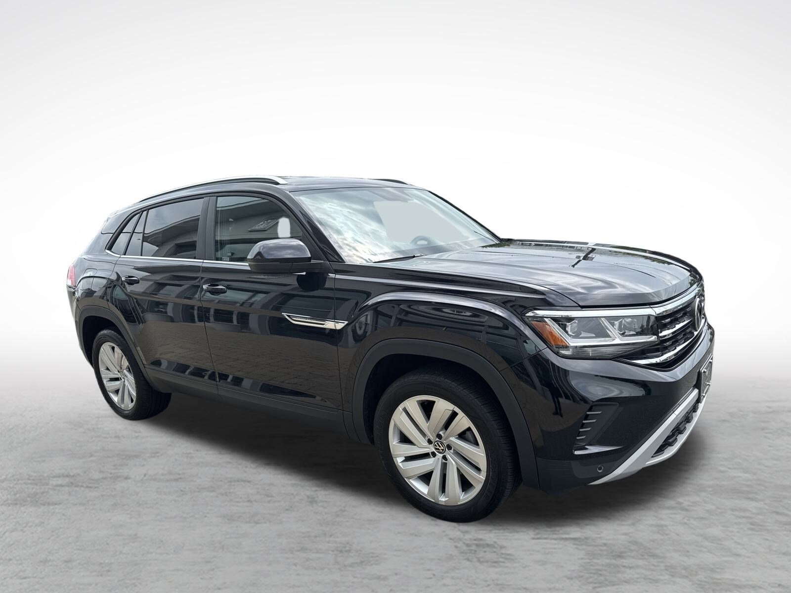 2022 Volkswagen Atlas Cross Sport V6 SE Technology photo 2