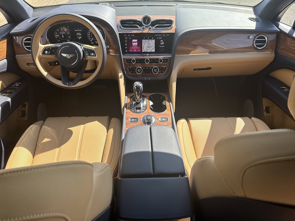 New 2025 Bentley Bentayga V8 SUV