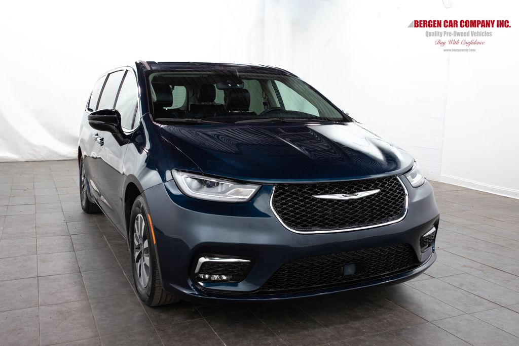 2024 Chrysler Pacifica Hybrid Select PHEV's photo