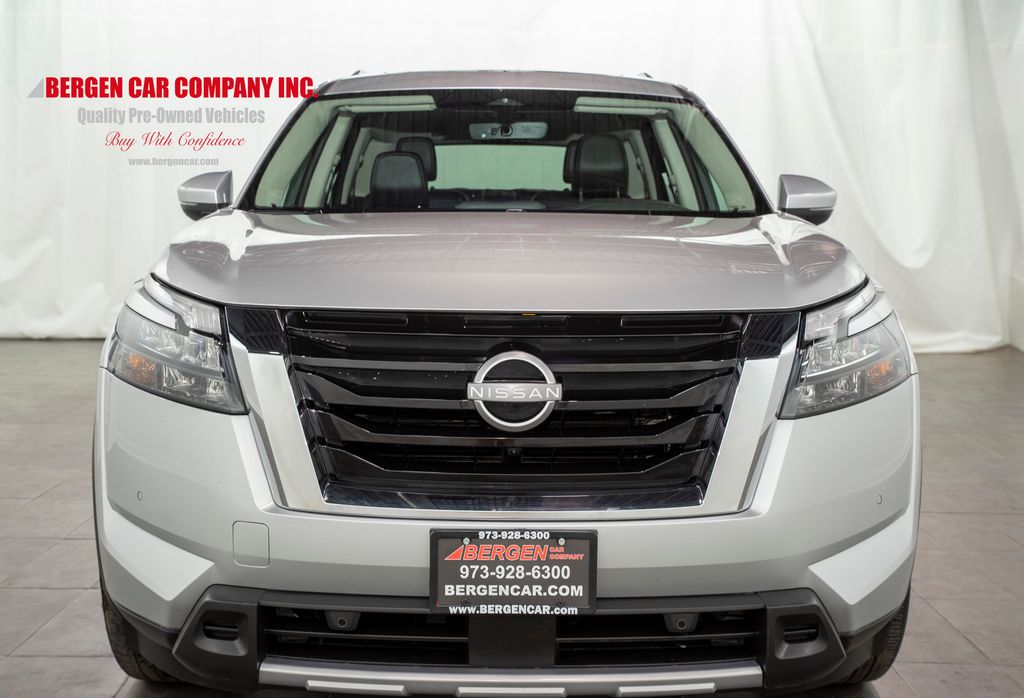 2025 Nissan Pathfinder SL photo 2