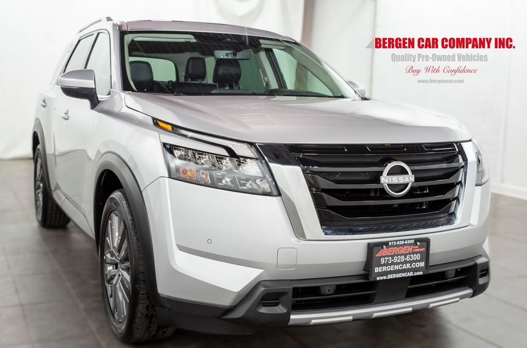 2025 Nissan Pathfinder SL's photo