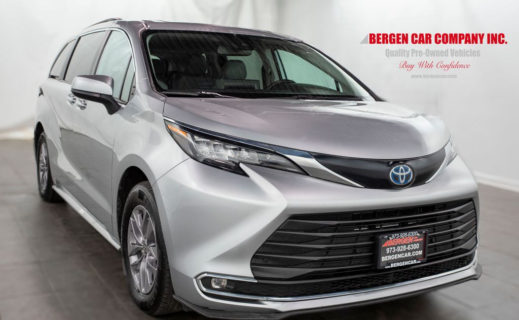 2023 Toyota Sienna XLE's photo
