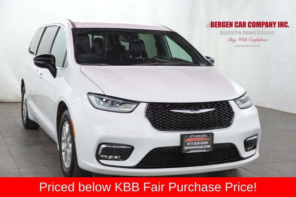 2025 Chrysler Pacifica Select's photo
