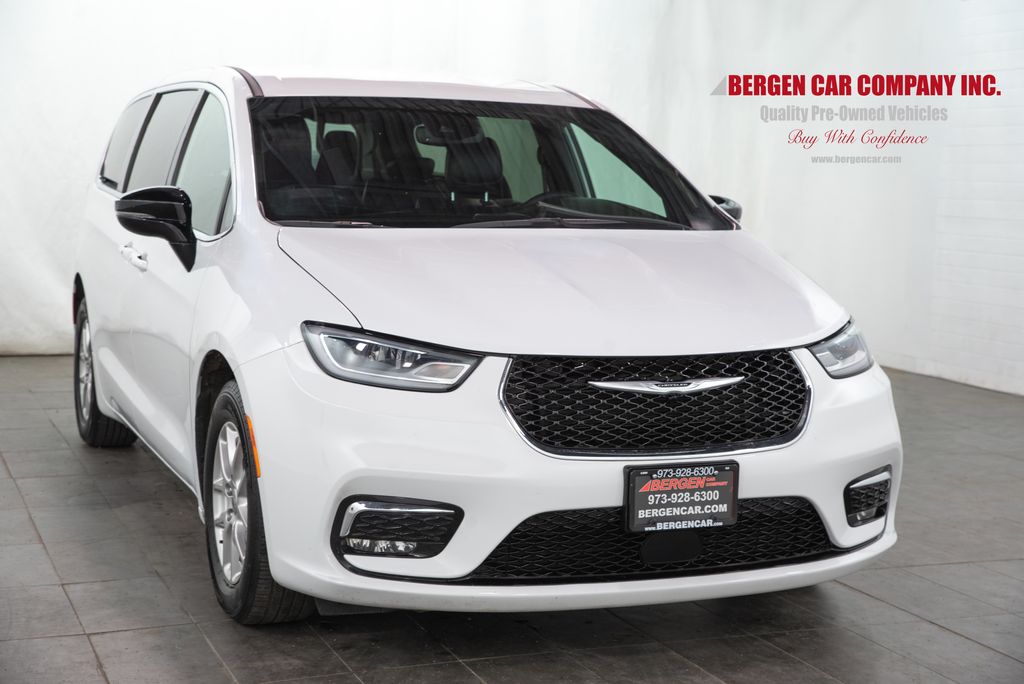 2025 Chrysler Pacifica Select's photo