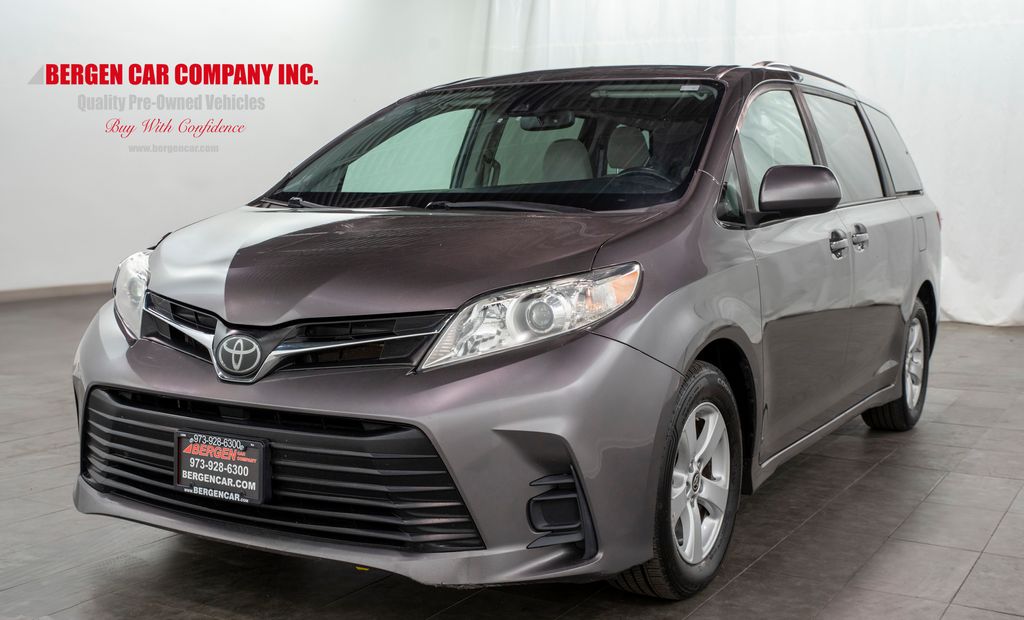 2020 Toyota Sienna LE photo 4