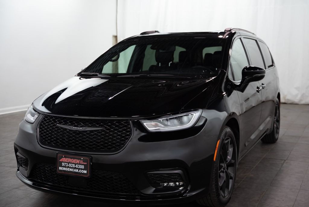Used 2026 Chrysler Pacifica Limited Van Passenger Van