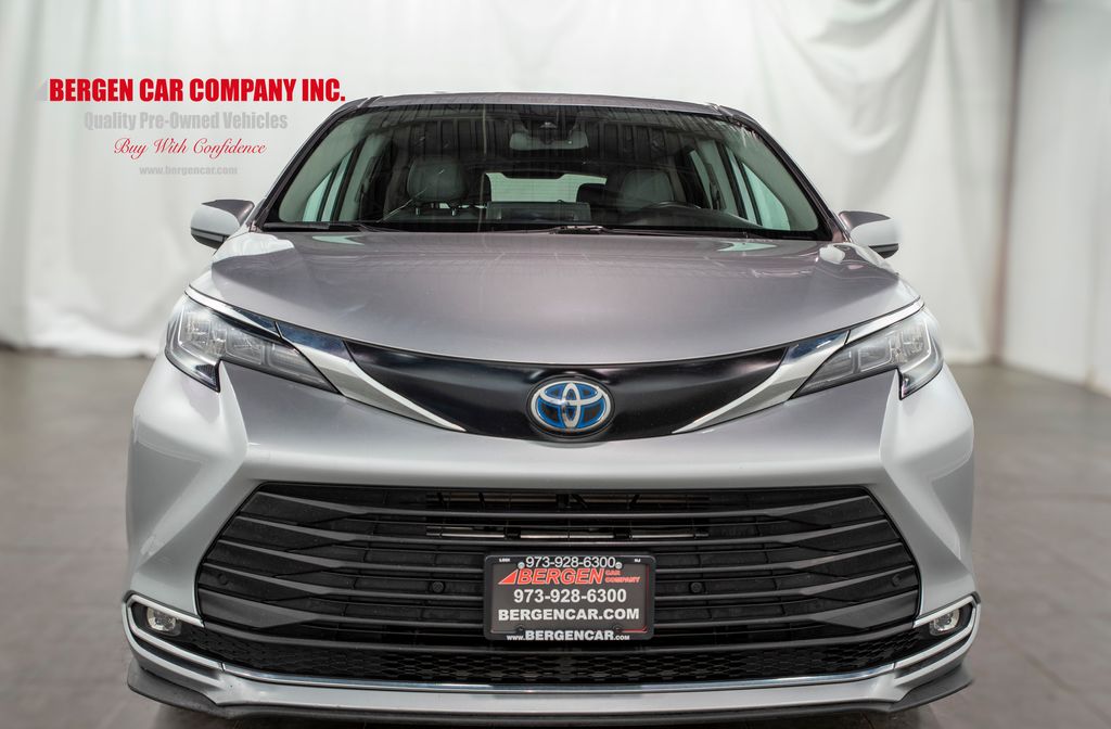 2023 Toyota Sienna XLE photo 2