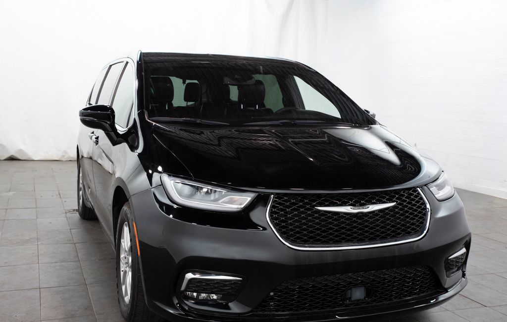 2025 Chrysler Pacifica Select's photo