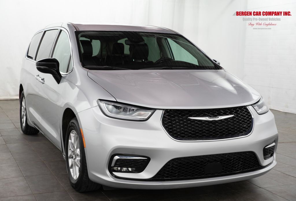 2024 Chrysler Pacifica Touring L's photo