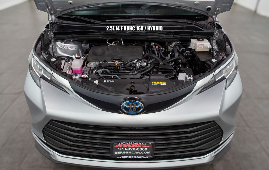 2023 Toyota Sienna XLE photo 3