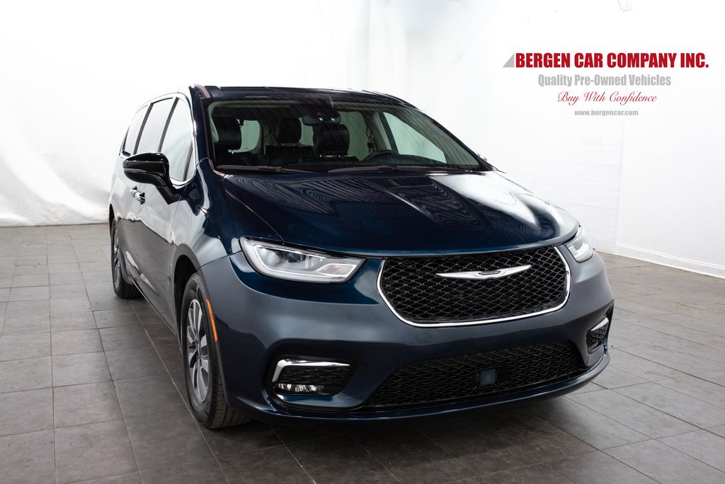 2024 Chrysler Pacifica Hybrid Select PHEV's photo
