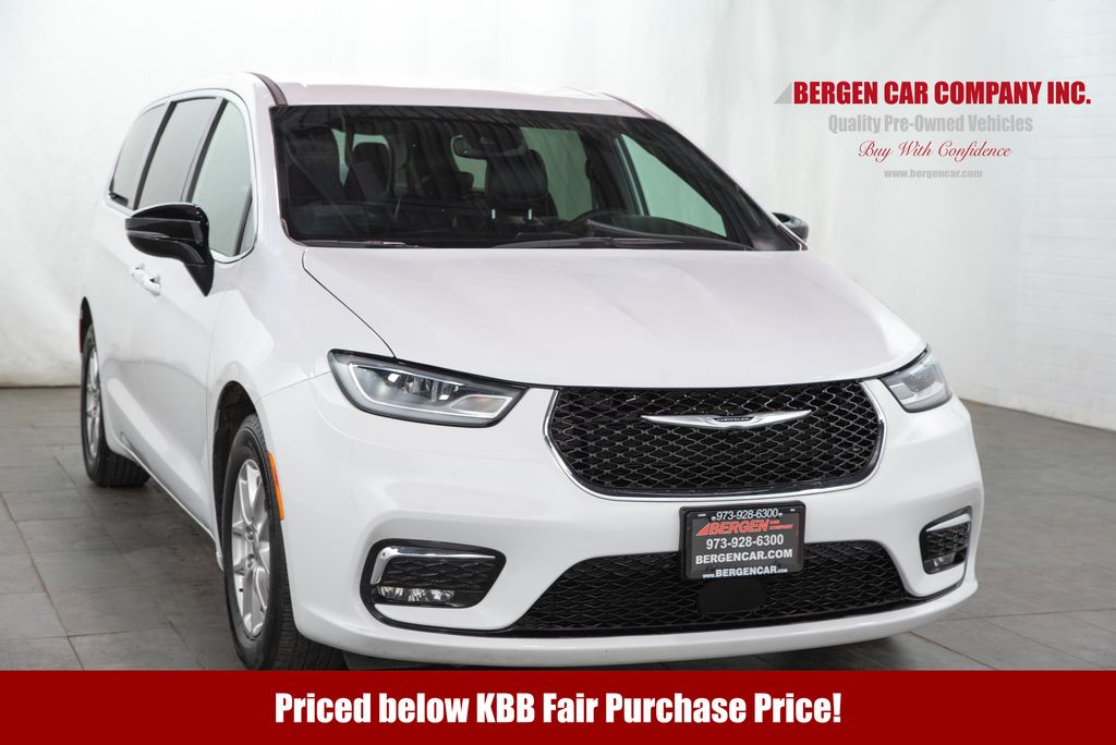 2025 Chrysler Pacifica Select's photo