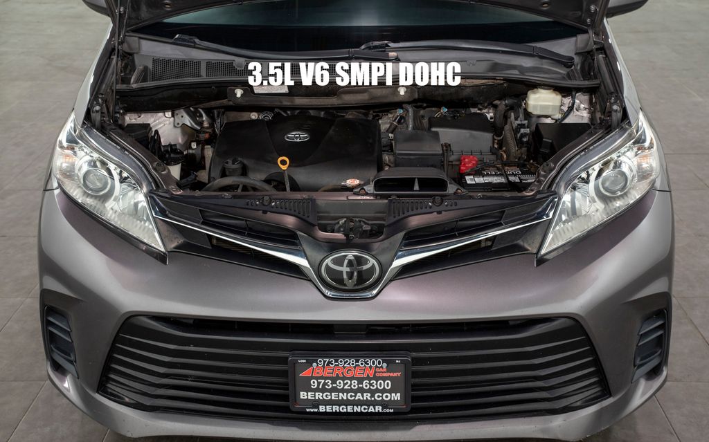 2020 Toyota Sienna LE photo 3