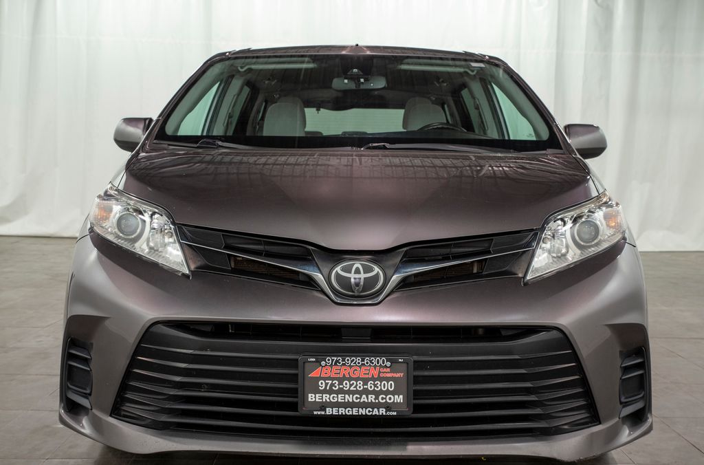 2020 Toyota Sienna LE photo 2
