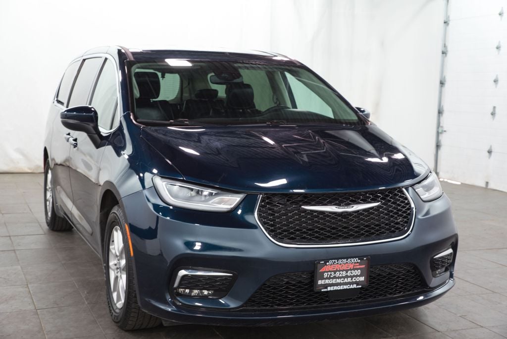 2023 Chrysler Pacifica Touring L's photo