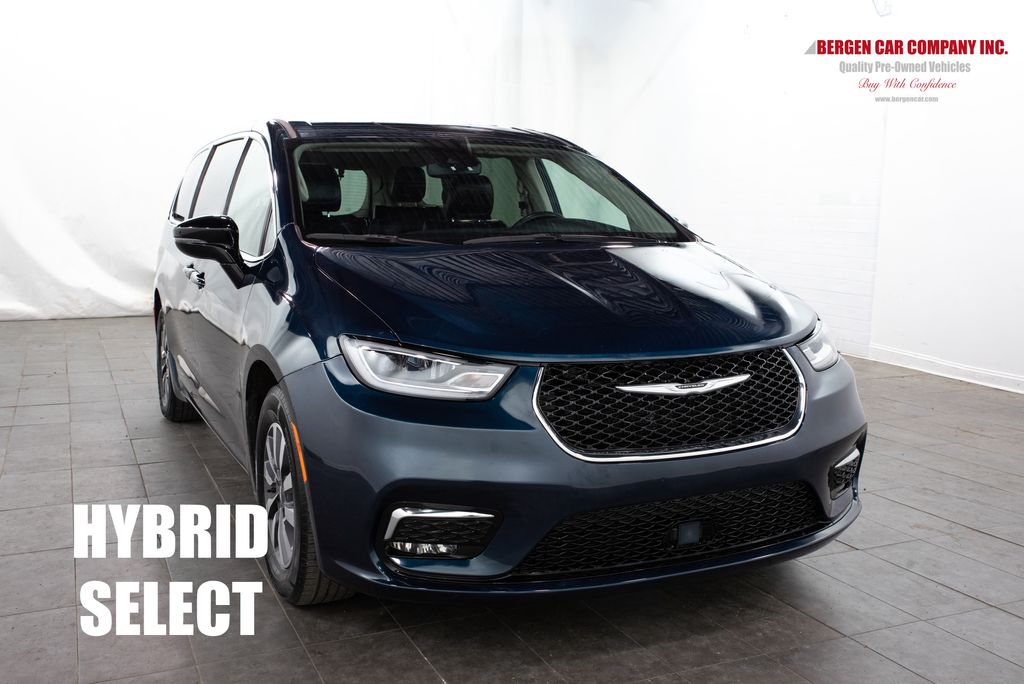 2024 Chrysler Pacifica Hybrid Select PHEV's photo