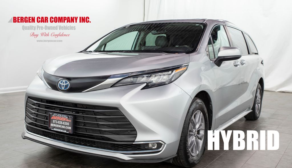 2023 Toyota Sienna XLE photo 4