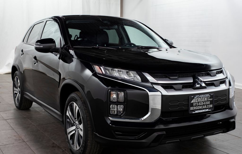 2024 Mitsubishi Outlander Sport SE's photo