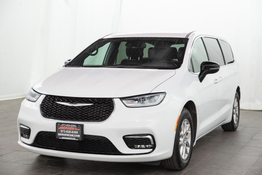 Used 2025 Chrysler Pacifica Select Van Passenger Van
