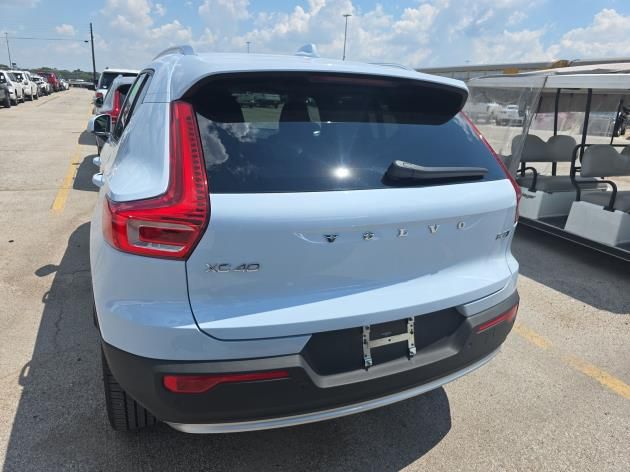 2025 Volvo XC40 Plus photo 4