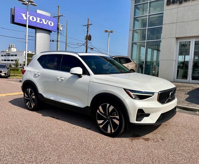 2023 Volvo XC40 B5 Plus Bright