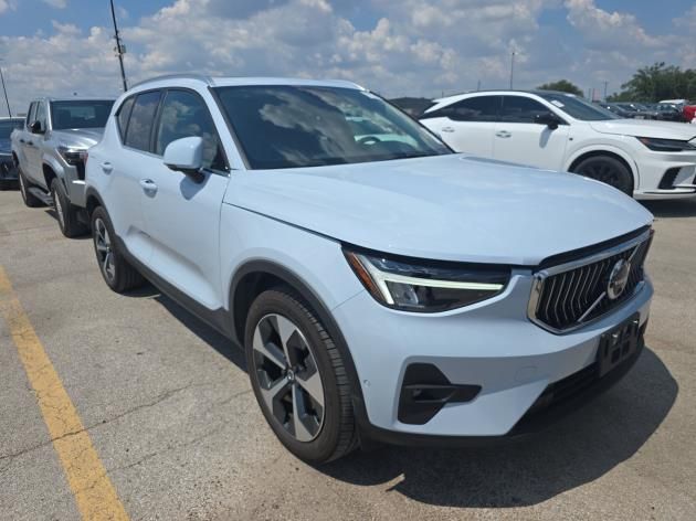 2025 Volvo XC40 Plus photo 3